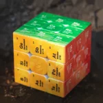 Cubo educativo representando um modelo da tabela periódica dos elementos químicos, ideal para aprendizado científico e decoração de escritório ou sala de aula.
