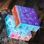 Um cubo representando a tabela periódica dos elementos químicos, ideal para decoração de escritório ou espaço educativo.
