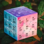 Cubo decorativo representando a tabela periódica dos elementos químicos, com cores vivas e detalhes precisos dos símbolos e números atômicos.