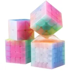 Um cubo de quebra-cabeça em silicone multicolorido, ideal para relaxamento, estimulação mental e como objeto de decoração científica.