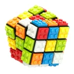 Puzzle em Lego colorido, cubo 3D com peças intercambiáveis para estimular a criatividade.
