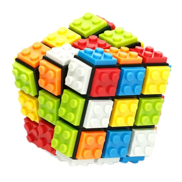 Puzzle em Lego colorido, cubo 3D com peças intercambiáveis para estimular a criatividade.