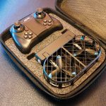 Dispositivo de jogo portátil com controlador, acessórios e estojo de armazenamento para uma experiência de jogo ideal.