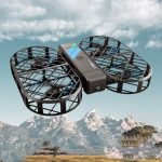 Drone quadricóptero com câmera para fotografia aérea, ideal para vigilância, mapeamento e captura ao ar livre.