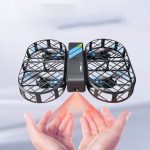 Drone quadricóptero compacto com câmera integrada, ideal para fotografia aérea e lazer. Design moderno e tecnologia avançada para voos estáveis.