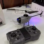 Helicóptero controlado remotamente equipado com câmera para captura aérea, ideal para entusiastas de drones e fotografia aérea.