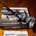 Helicóptero Scout com hélice única e controle remoto de videogame, ideal para decoração científica ou para entusiastas de modelismo aéreo.