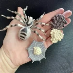 Acessório de decoração científica com aranha, teia e elementos de laboratório.