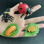 Acessórios decorativos em forma de insetos e folhas para decoração interior.