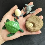Figuras de tartaruga e outros animais marinhos em plástico para aprendizado e decoração científica.