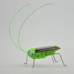 Objeto científico luminoso em forma de grilo verde com antenas luminosas e patas metálicas.