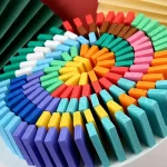 Pirâmide de giz colorido para quadro negro, ideal para ensino e decoração educativa. Gizes em diferentes cores dispostos em espiral para um efeito visual atraente.