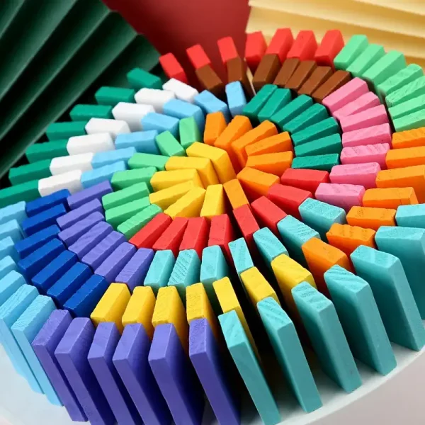 Pirâmide de giz colorido para quadro negro, ideal para ensino e decoração educativa. Gizes em diferentes cores dispostos em espiral para um efeito visual atraente.