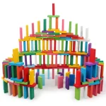 Pirâmide de blocos de madeira coloridos para crianças, ideal para desenvolver a motricidade e a criatividade. Estrutura lúdica e educativa para crianças pequenas.