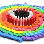 Quebra-cabeça em forma de coração composto por blocos coloridos, criando um padrão vibrante e lúdico. Perfeito para decoração ou como objeto científico educativo.
