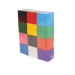 Quebra-cabeças de papel coloridos empilhados, perfeitos para decoração científica ou educativa.