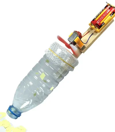Modelo de garrafa de plástico transformada em experiência científica com motor elétrico e circuito para demonstração educativa.
