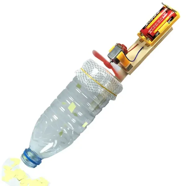Modelo de garrafa de plástico transformada em experiência científica com motor elétrico e circuito para demonstração educativa.