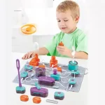 Jogo educativo para criança com circuito elétrico interativo, incluindo componentes coloridos para aprender eletricidade de forma lúdica.