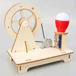 Perífrase de motor a vapor em madeira com roda, bobina e gerador elétrico em miniatura, perfeito para decoração científica ou educativa.