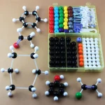 Modelo molecular com kit de bolas coloridas e bastões para o aprendizado de química.