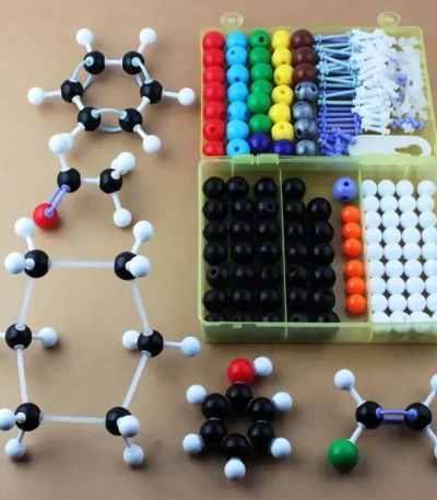 Modelo molecular com kit de bolas coloridas e bastões para o aprendizado de química.