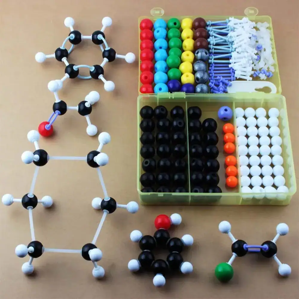 Modelo molecular com kit de bolas coloridas e bastões para o aprendizado de química.
