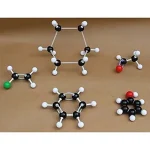 Modelo molecular educativo representando diferentes estruturas químicas com bolas coloridas e hastes de plástico.
