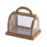 Lanterna de laboratório em plástico bege com janela de vidro e alça, ideal para observação de insetos ou pequenos animais em um ambiente científico.