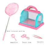 Rede de pesca em metal com cabo de plástico rosa, perfeita para capturar insetos ou pequenos animais na natureza ou no jardim.