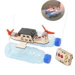 Modelo de periscópio de água caseiro com motor, controlador e garrafas de plástico, ideal para projetos educativos e experiências científicas.