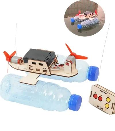 Modelo de periscópio de água caseiro com motor, controlador e garrafas de plástico, ideal para projetos educativos e experiências científicas.