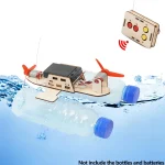Veículo marinho educativo com motor elétrico, hélices e controle remoto, flutuando na água. Perfeito para experiências científicas e atividades educativas em ambiente aquático.