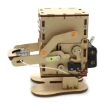 Robô educativo em madeira com mecanismos móveis e componentes eletrônicos. Perfeito para aprender robótica e programação de forma lúdica e interativa.