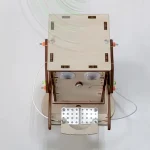 Robô educativo em madeira com sensores, rodas e componentes eletrônicos para projetos científicos e educativos.