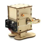 Robô em madeira com braço articulado e motor elétrico para projetos educativos e científicos.