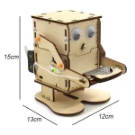 Robô em madeira educativo com braço articulado, componentes eletrônicos e base em madeira, medindo 15 cm de altura, 13 cm de largura e 12 cm de profundidade, ideal para a aprendizagem de robótica.