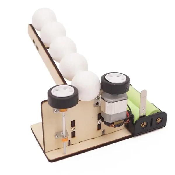 Modelo de balança de Newton em madeira com motor elétrico e bolas de espuma brancas, ideal para experiências científicas educativas.