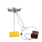 Drone educativo com suporte em madeira e cabos de alimentação, ideal para experiências científicas e demonstrações educativas.
