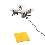 Púlpito de experiência científica com suporte em madeira, componentes eletrônicos e filamentos para experiências educativas em física e ciências.