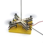 Porta-lâmpada científica com suporte em cruz, fio elétrico e base em plástico amarelo, usado para experiências de física ou química em laboratório.