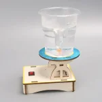 Balançador de líquido científico com suporte de madeira e copo de água em movimento.