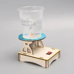 Reator químico em miniatura de madeira com recipiente de plástico para experiências educativas.