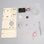 Conjunto de componentes para montagem experimental, incluindo um painel de madeira, motor, pilha, interruptor, lâmpada e vários pequenos acessórios, destinado a projetos educativos ou científicos.