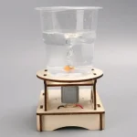 Vitrine para experiência científica com líquido e motor em miniatura, ideal para decoração e educação científica.