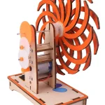 Motor a vento em madeira com hélice laranja, componentes mecânicos e elétricos para projeto educativo científico.