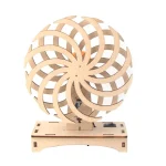 Pedal de ventilador em madeira, modelo científico, com várias pás giratórias, ideal para projetos educativos ou decorações inspiradas na ciência.