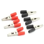 Pinça crocodilo de teste com pinças vermelhas e pretas para conexões elétricas e experimentações eletrônicas. Ideal para testar circuitos e componentes.