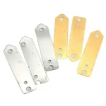 Placas metálicas em alumínio e latão para experiências científicas, utilizadas em laboratório ou em decoração científica.