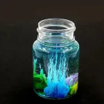 Vaso de vidro contendo uma experiência científica com líquidos coloridos e bolhas, ilustrando um fenômeno químico ou físico cativante.